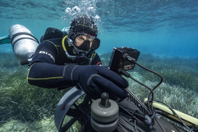 ©Florian Launette & Mégane Chêne/MAXPPP - 

Illustration sur la start-up Polonaise SEACRAFT qui conçoit des outils sois-marins pour l'armée et les plongeurs Teks.

SEACRAFT a conçu une console de navigation électronique sous-marine, L'ENC3 .

L'ENC3 est un outil révolutionnaire pour les plongeurs qui explorent des grottes, des épaves, des zones peu connues ou inconnues et qui ont des tâches complexes ou des vitesses et distances élevées qui peuvent être atteintes grâce aux DPV modernes. 

L'ENC3, couplé à un scooter Seacraft permet d'atteindre sa destination, puis de revenir en toute sécurité à sa base, tout en gardant l'orientation sous l'eau ! Tout simplement révolutionnaire pour les plongeurs spéléonautes Petra Kovač-Konrad et Jonathan Gabris (photo)